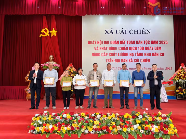 Xã Cái Chiên khen thưởng các hộ dân hiến đất nâng cấp chất lượng hạ tầng khu dân cư trên địa bàn