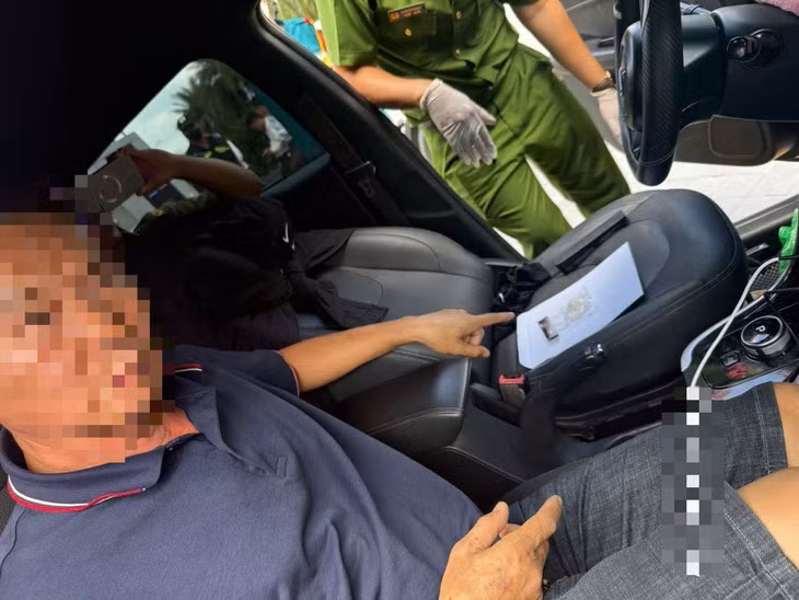 Anh Thông và ma túy do nhóm Quân "gài" trên xe anh - Ảnh: Công an TP.HCM
