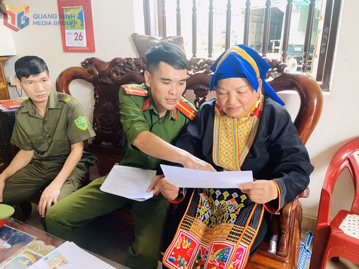 Cán bộ Công an xã Ba Chẽ hướng dẫn người dân kê khai thông tin phương tiện.