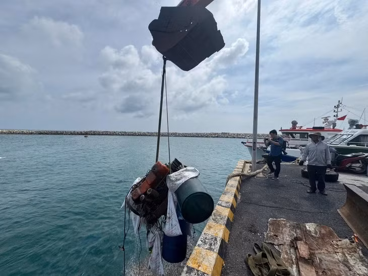 Nhiều vật dụng trên con tàu nghĩa hiệp được đưa từ đáy biển lên bờ - Ảnh: LÊ TRUNG