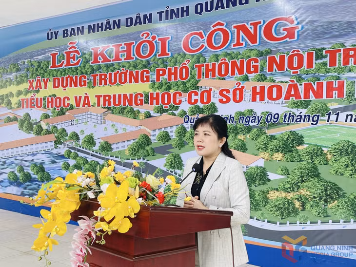 Đồng chí Nguyễn Thị Thu Hà, Phó Trưởng đoàn ĐBQH tỉnh phát biểu tại lễ khởi công.