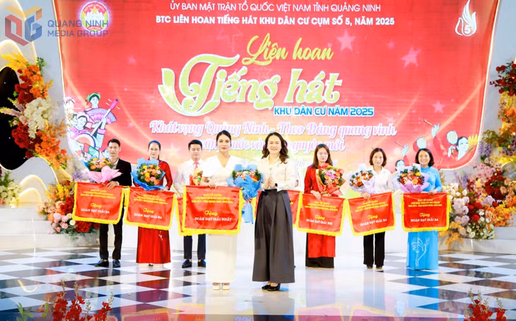 Đội văn nghệ quần chúng phường Mạo Khê được trao giải nhất tại Liên hoan Tiếng hát khu dân cư cụm số 5 tỉnh Quảng Ninh năm 2025.