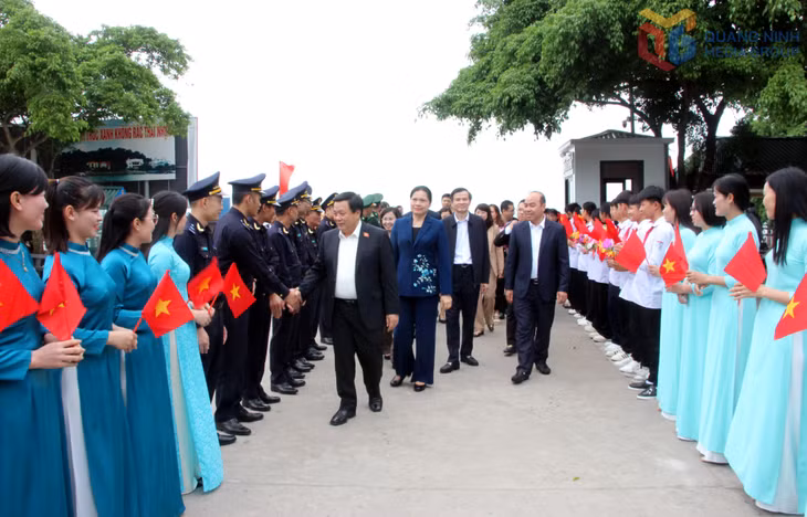 Đồng chí Nguyễn Xuân Thắng, Ủy viên Bộ Chính trị, Giám đốc Học viện Chính trị Quốc gia Hồ Chí Minh, Chủ tịch Hội đồng lý luận Trung ương đến dự ngày hội Đại đoàn kết toàn dân tộc tại xã Vĩnh Thực.