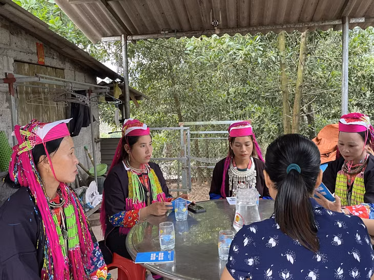 Cán bộ xã Hà Lâu (huyện Tiên Yên) phổ biến kiến thức về hôn nhân, gia đình, chăm sóc sức khỏe sinh sản cho phụ nữ đồng bào DTTS thôn Bản Phai - Nà Tứ.