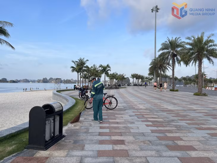 Các khu vực công cộng trên địa bàn phường Hạ Long được vệ sinh sạch sẽ, tạo cảnh quan xanh - sạch - đẹp.