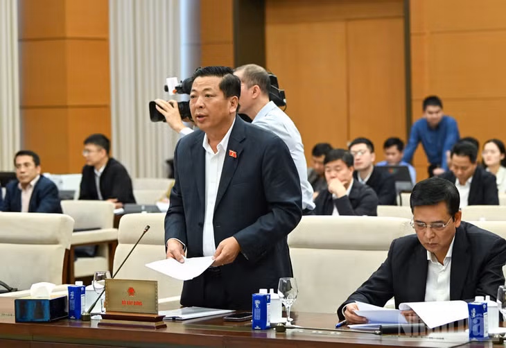 Bộ trưởng Xây dựng Trần Hồng Minh trình bày tờ trình của Chính phủ. (Ảnh: DUY LINH)