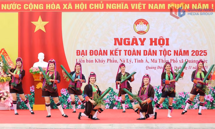 Hội viên Hội LHPN xã Quảng Đức tham gia hoạt động văn nghệ tại Ngày hội Đại đoàn kết toàn dân tộc năm 2025.