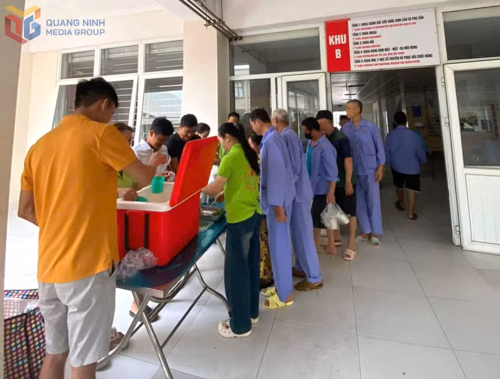 Nhóm Từ thiện Quảng Yên phát cháo cho bệnh nhân và người nhà bệnh nhân tại Bệnh viện Đa khoa khu vực Quảng Yên.