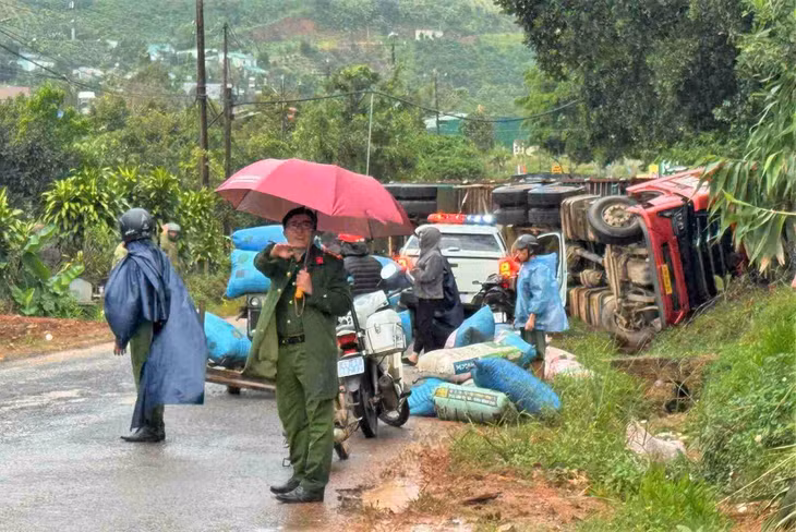 Lực lượng chức năng có mặt điều tiết bảo đảm an toàn giao thông tại hiện trường vụ tai nạn. Ảnh: Thần Hy.