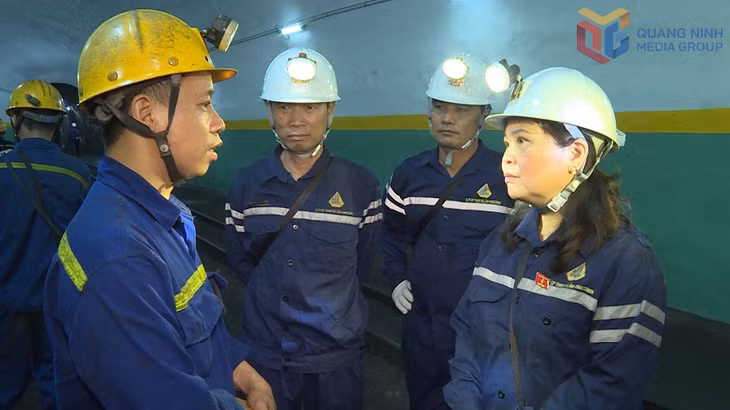 Nữ đại biểu Quốc hội lắng nghe ý kiến người lao động Công ty CP Than Hà Lầm, tháng 6/2020. Ảnh: Thành Công