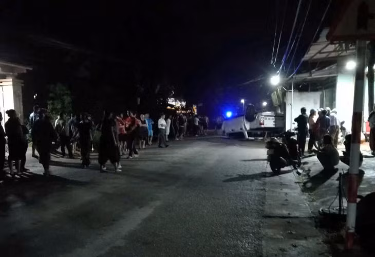 Hiện trường tại thời điểm xảy ra vụ tai nạn (ở xã Mậu Lâm, tỉnh Thanh Hóa) khiến 2 vợ chồng giáo viên thương vong. Ảnh: Minh Hoàng