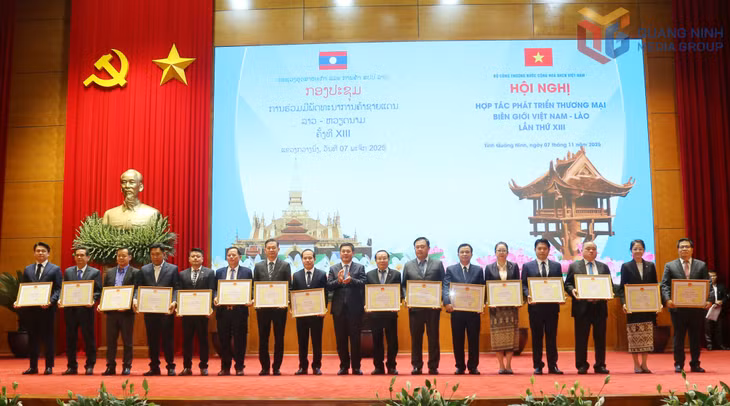 Đồng chí Nguyễn Hồng Diên, Ủy viên Trung ương Đảng, Bộ trưởng Bộ Công thương Việt Nam trao Bằng khen của Bộ Công thương cho các tập thể có thành tích xuất sắc.