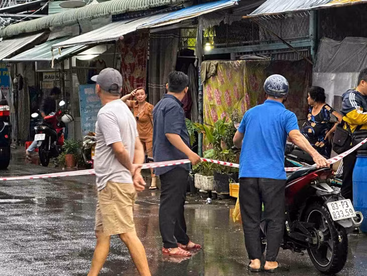 Hỗn chiến phía trước dãy trọ ở TPHCM khiến 2 người thương vong ảnh 4