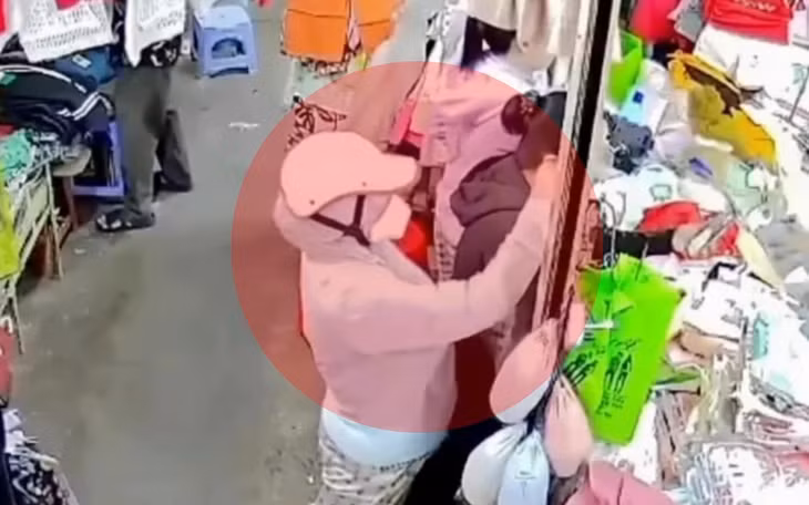 Người phụ nữ vờ mua hàng rồi móc túi trộm tài sản của nạn nhân - Ảnh cắt từ clip