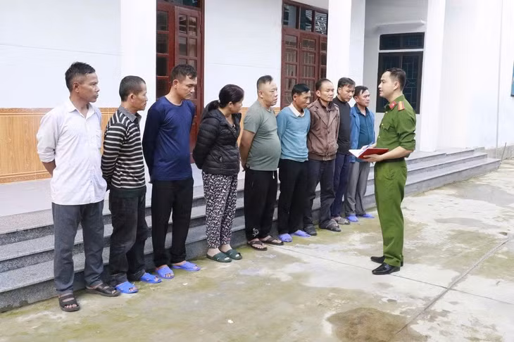 Các đối tượng đánh bạc bị bắt giữ. Ảnh: Văn Hậu
