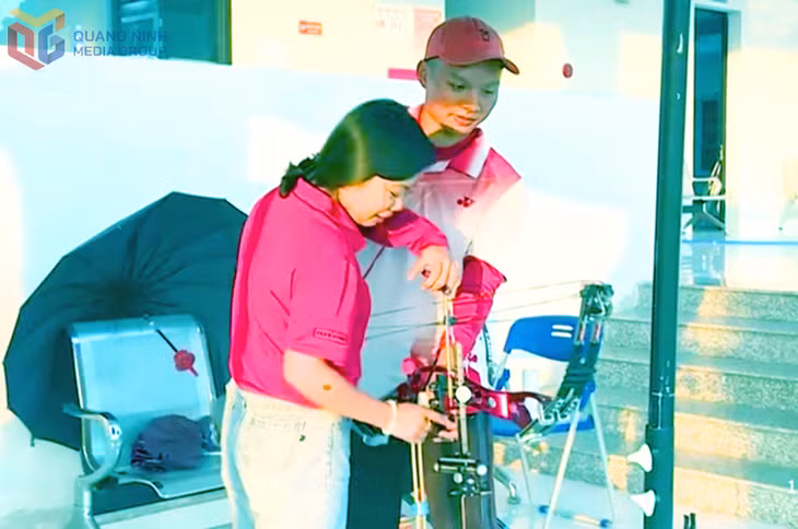 HLV Đặng Thị Nhàn đang tỉ mỉ hướng dẫn cung thủ Phạm Ngọc Tú.