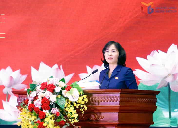 Đồng chí Trịnh Thị Minh Thanh, Phó Bí thư Thường trực Tỉnh ủy, Chủ tịch HĐND tỉnh, phát biểu tại buổi tiếp xúc cử tri phường Uông Bí. 