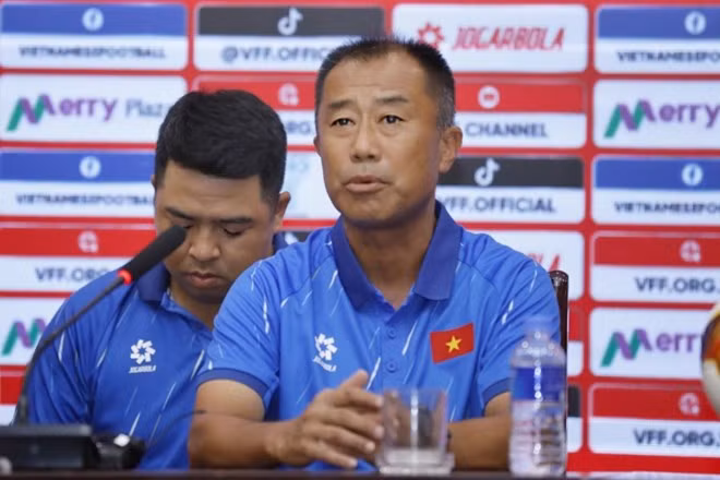 Dẫn dắt U20 nữ Việt Nam là huấn luyện viên Okiyama Masahiko. Ảnh: VFF