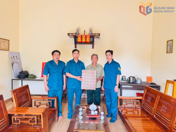 Cán bộ Ban CHQS xã Ba Chẽ tổ chức thăm hỏi, tặng quà các đối tượng thương binh, bệnh binh trên địa bàn xã.