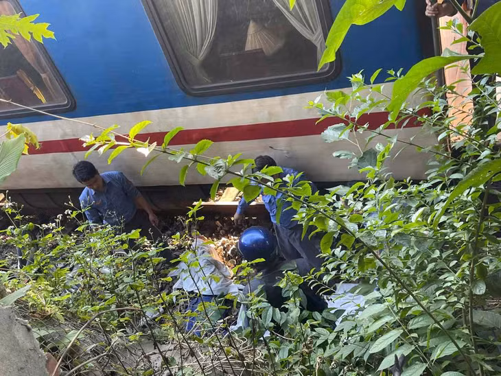 Người dân cùng lực lượng chức năng đưa người bị thương đi cấp cứu. Ảnh: Văn Đức