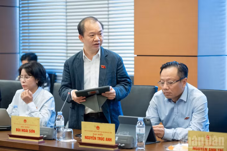 Đại biểu Bùi Hoài Sơn phát biểu. (Ảnh: DUY LINH)