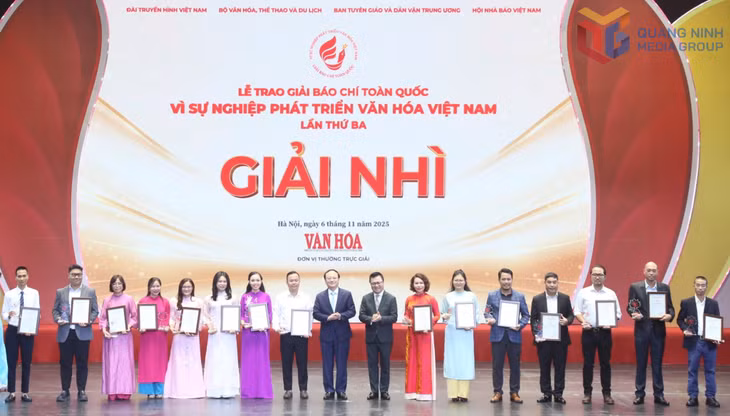 Đại diện nhóm tác giả của Báo và Phát thanh, Truyền hình Quảng Ninh (thứ 8, phải sang) nhận giải B.
