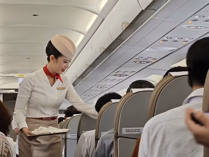 Tiếp viên phục vụ trên chuyến bay của Sun PhuQuoc Airways - Ảnh: CÔNG TRUNG