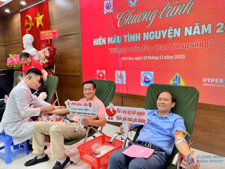 Cán bộ, công chức, viên chức phường Hà Lầm tham gia chương trình hiến máu tình nguyện.
