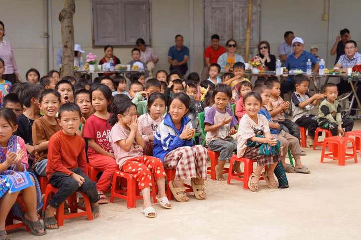 Hành trình gian nan nhưng ấm áp khi đến với hơn 150 học sinh người Mông ở Sơn La.