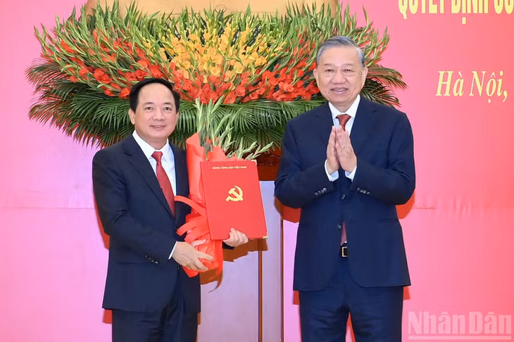 Tổng Bí thư Tô Lâm trao Quyết định của Bộ Chính trị điều động, phân công, bổ nhiệm đồng chí Trịnh Văn Quyết giữ chức Trưởng Ban Tuyên giáo và Dân vận Trung ương.