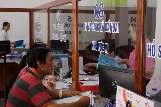 Người dân sẽ không phải nộp, xuất trình các giấy tờ đã tích hợp trên VNeID. Trong ảnh, người dân làm thủ tục hành chính tại Trung tâm hành chính công xã Trường Long, TP Cần Thơ. Ảnh: Tạ Quang