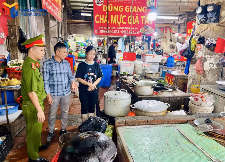 Cán bộ Cảnh sát PCCC&CNCH và BQL chợ phối hợp kiểm tra và nhắc nhở hộ kinh doanh khu vực đồ ăn chín.