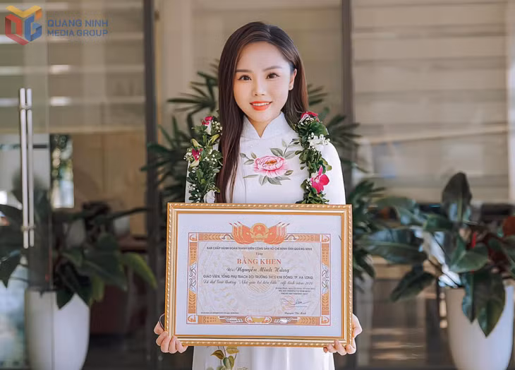 Cô giáo Nguyễn Minh Hằng được Tỉnh Đoàn trao tặng giải thưởng 
