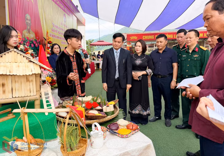 Các đại biểu tham quan phần thi tại