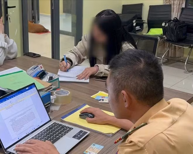 Cảnh sát Giao thông Công an Lâm Đồng xử phạt nữ tài xế không nhường đường cho đoàn xe ưu tiên trên cao tốc Liên Khương - Prenn. Ảnh: Công an cung cấp
