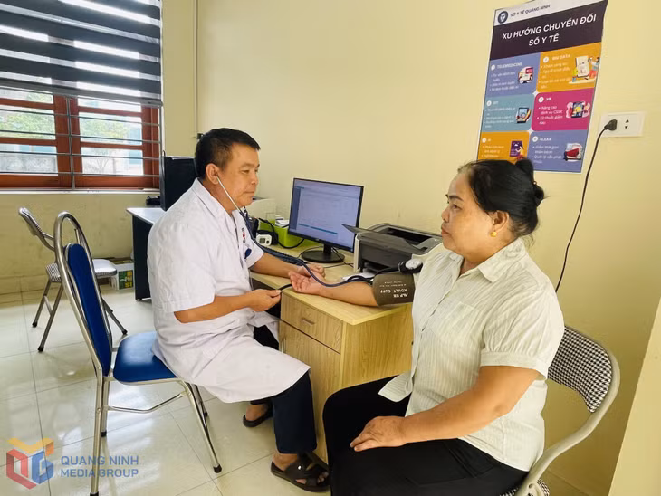 Khám bệnh cho nhân dân tại Trạm Y tế xã Đông Ngũ.