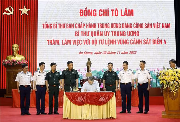 Tổng Bí thư Tô Lâm ghi lưu bút tại Bộ Tư lệnh Vùng Cảnh sát biển 4 - Ảnh: TTXVN