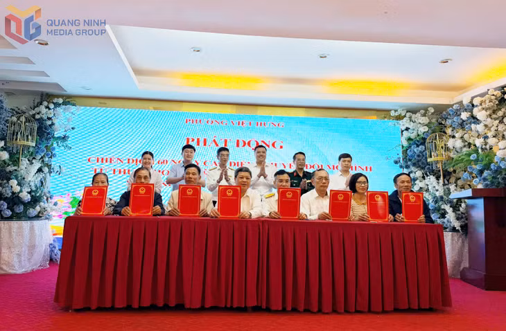 Lãnh đạo phường và đại diện khu phố ký cam kết triển khai chiến dịch. 