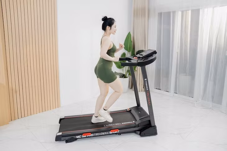 Tập luyện với máy chạy bộ Toshiko giúp tăng cường thể lực