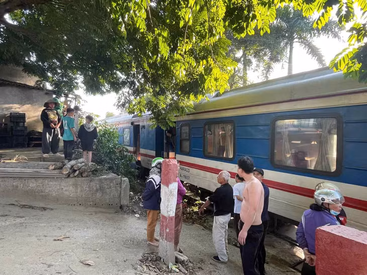 Khu vực xảy ra tai nạn không có gác chắn đường tàu. Ảnh: Văn Đức