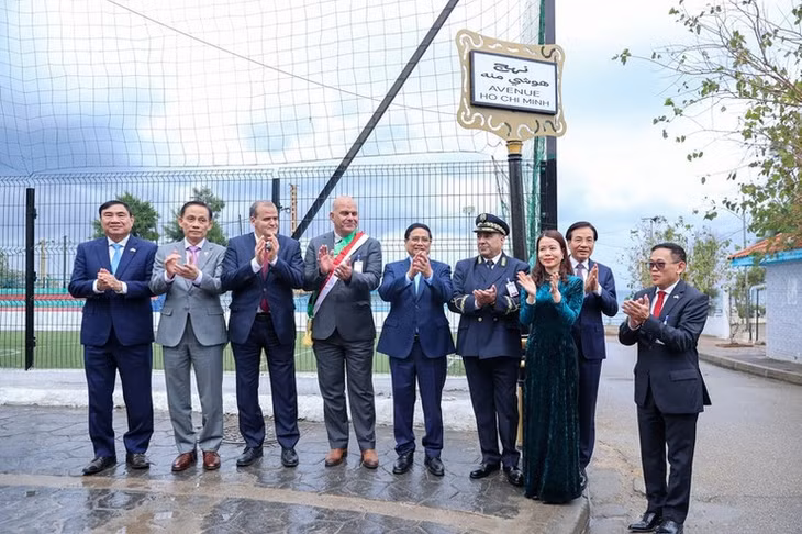 Thủ tướng Phạm Minh Chính và Đoàn đại biểu cấp cao Việt Nam thăm Đại lộ Hồ Chí Minh, dài 3km, nằm trên trục Đông-Tây Thủ đô Algiers, là một trong những tuyến đường chính, thu hút đông đảo người qua lại. (Ảnh: VGP/NHẬT BẮC)