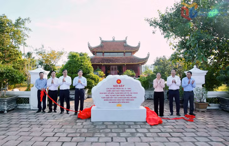 Đồng chí Phó Bí thư Tỉnh uỷ, Chủ tịch Uỷ ban MTTQ tỉnh tham gia thực hiện nghi lễ kéo băng hoàn thành công trình trùng tu, tôn tạo bia ghi dấu sự kiện Bác Hồ về thăm cán bộ, quân và dân đảo Cô Tô, ngày 9/5/1961.