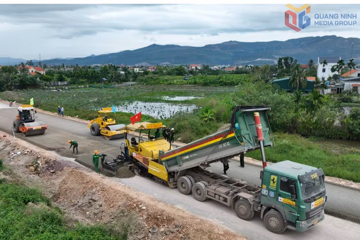 Các nhà thầu đã bắt đầu tổ chức thi công cấp phối đá dăm.