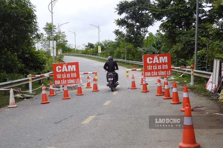Các xe ôtô chưa thể qua cầu sông Lô. Ảnh: Tô Công