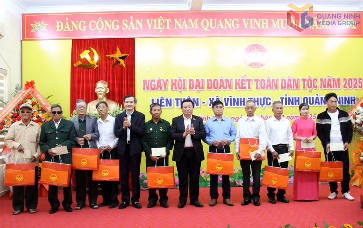 DDồng chí Nguyễn Xuân Thắng, Ủy viên Bộ Chính trị, Giám đốc Học viện Chính trị Quốc gia Hồ Chí Minh, Chủ tịch Hội đồng lý luận Trung ương tặng quà cho các hộ gia đình chính sách tiêu biểu trên địa bàn xã Vĩnh Thực.