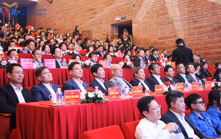 Các vị đại biểu tham dự chương trình. 