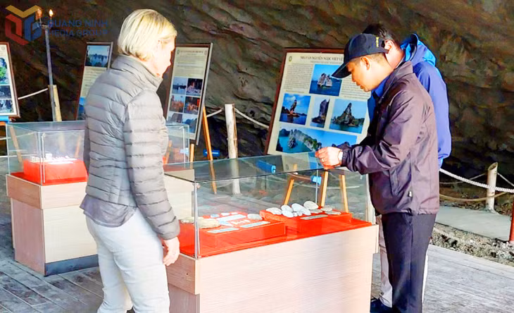 Du khách tham quan khu trưng bày ở hang Tiên Ông.