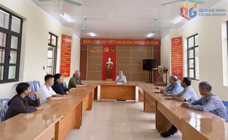 Thôn Hà Thụ, xã Hải Lạng họp thông tin đến nhân dân về Công trình sửa chữa, nâng cấp tuyến đường từ Quốc lộ 18A đến thôn Hà Dong và thôn Hà Thụ, xã Hải Lạng.