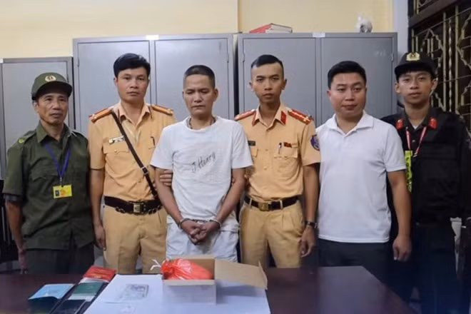 Đối tượng Trần Mạnh Tưởng cùng tang vật bị Công an Lào Cai thu giữ. Ảnh: Công an cung cấp