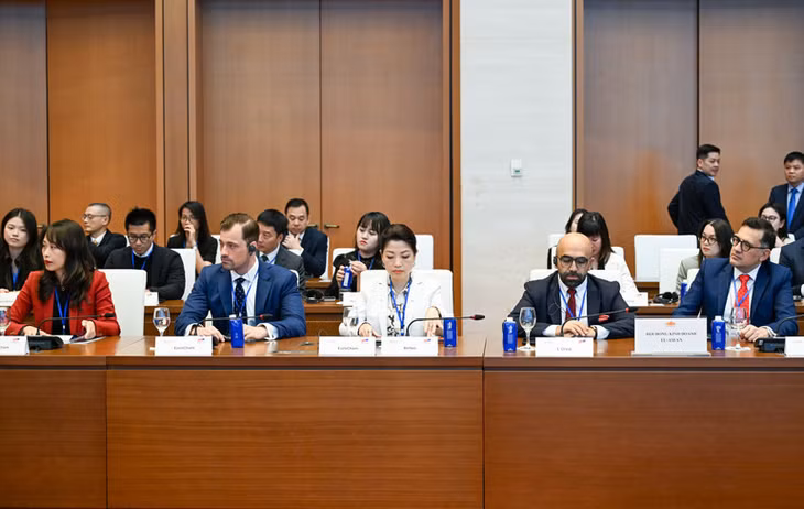 Các thành viên đoàn doanh nghiệp Hội đồng kinh doanh châu Âu-ASEAN dự cuộc tiếp. (Ảnh: DUY LINH)